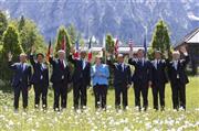 主要国首脳会議（サミット、Ｇ７）に先立ち、報道陣に向かって手を振る首脳たち。左から安倍晋三（しんぞう）首相（２人目）、バラク・オバマ米大統領（４人目）、議長を務めるアンゲラ・メルケル独首相（５人目）らの顔がみえる＝２０１５年６月７日、ドイツ・エルマウ（ＡＰ）