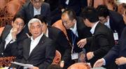 答弁をめぐり再三審議が中断した衆院平和安全法制特別委員会。左から岸田文雄外相、中谷元（なかたに・げん）防衛相＝２０１５年６月１０日午後、国会・衆院第１委員室（酒巻俊介撮影）