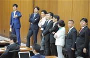 衆院厚生労働委員会で、席を離れ立ったまま抗議をする民主党の議員ら＝２０１５年６月１２日、衆院第１６委員室（斎藤良雄撮影）