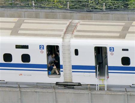 緊急停止した東海道新幹線「のぞみ２２５号」の車内でしゃがみ込む乗客＝３０日午後０時２４分、神奈川県小田原市