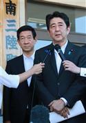 報道陣の質問に答える安倍晋三（しんぞう）首相（右）＝２０１５年７月１１日午後２時２２分、宮城県本吉郡南三陸町（代表撮影）