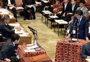 衆院平和安全法制特別委員会で民主党の長妻昭（あきら）代表代行（左手前）の質問に答える安倍晋三（しんぞう）首相（右）＝２０１５年７月１５日午前、国会・衆院第１委員室（酒巻俊介撮影）