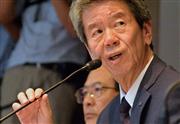 東芝の不適切会計問題について会見をする、田中久雄社長＝２１日午後、東京都港区の東芝本社（宮崎瑞穂撮影）