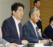 環太平洋戦略的経済連携協定（ＴＰＰ）関係閣僚会議であいさつする安倍晋三（しんぞう）首相。右は甘利明（あまり・あきら）ＴＰＰ相＝２０１５年７月２４日、首相官邸（共同）