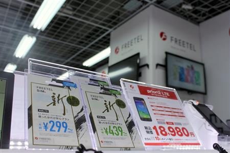 ＦＲＥＥＴＥＬの販売コーナーではデータ通信の２９９円プラン、ショートメッセージサービスつきの４３９円プランが人気。周囲にある他社コーナーの価格より明らかに安いため足を止める客もいた＝さいたま市のヨドバシカメラマルチメディアさいたま新都心駅前店