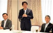 自民党選挙対策本部会議であいさつする安倍晋三（しんぞう）首相（中央）＝２０１５年８月３日午後、東京都千代田区永田町の自民党本部（酒巻俊介撮影）