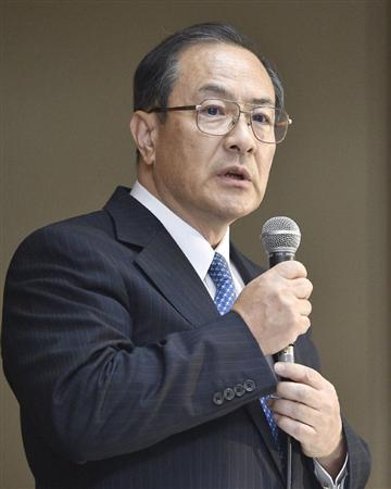 記者会見の冒頭、あいさつする東芝の室町正志会長兼社長＝１８日夜、東京都港区