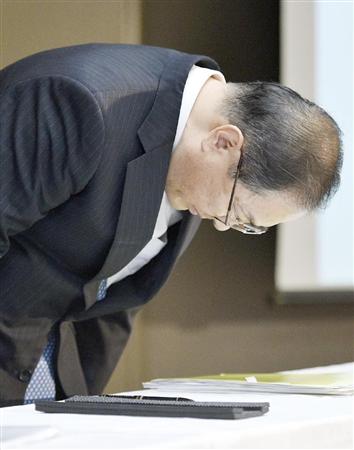 記者会見の冒頭、利益水増し問題について頭を下げる東芝の室町正志会長兼社長＝１８日夜、東京都港区