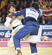 女子６３キロ級敗者復活戦でオランダ選手（右）を破り３位決定戦に進んだ田代未来（みく）＝２０１５年８月２７日、カザフスタン・首都アスタナ（共同）