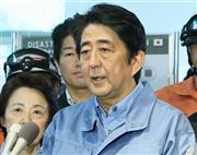 自民党総裁選への立候補を表明する安倍晋三（しんぞう）首相（中央）＝２０１５年９月１日、東京都立川市（共同）