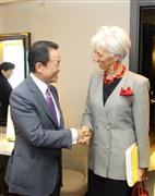 ＩＭＦのラガルド専務理事と握手を交わす麻生太郎財務相＝４日午前、アンカラ