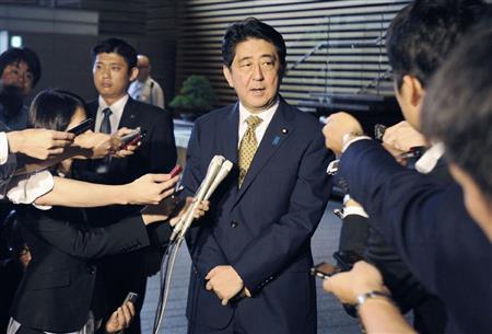 自民党総裁に再選され、記者の質問に答える安倍晋三（しんぞう）首相（中央）＝２０１５年９月８日午前、首相官邸（共同）