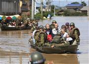 自衛隊のボートで浸水した地域から救出される住民ら＝２０１５年９月１１日午前、茨城県常総市新井木町（桐原正道撮影）