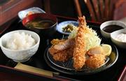 「とんかつ＆エビフライ定食」（１４５０円）はこの日は菜種油で揚げられ、胃もたれせず軽い仕上がり。タルタルやとんかつソースもすべて自家製＝２０１５年９月３日、京都市上京区（志儀駒貴撮影）