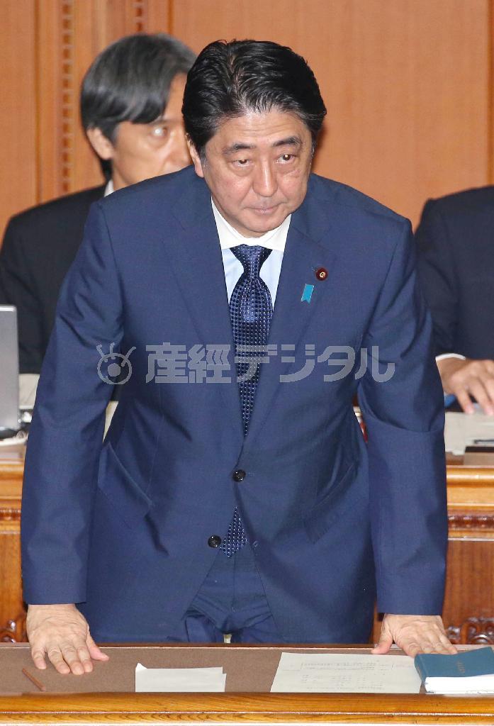 参院本会議で問責決議案が否決され、頭を下げる安倍晋三（しんぞう）首相＝２０１５年９月１８日午後、国会・参院本会議場（福島範和撮影）