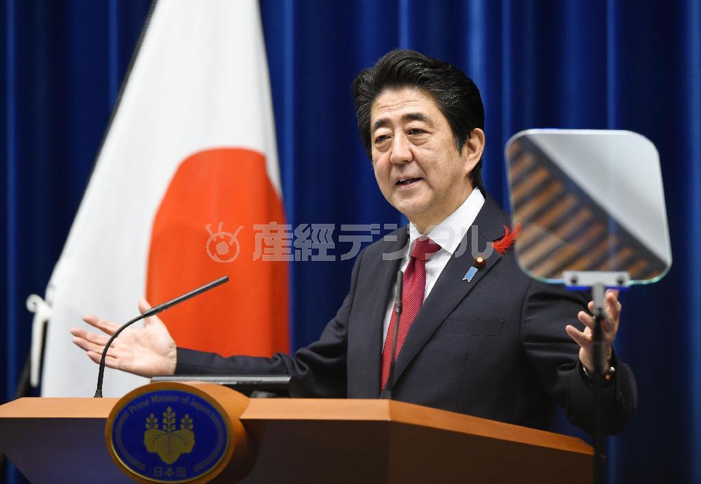 記者会見する安倍晋三（しんぞう）首相＝２０１５年１０月６日午前、首相官邸（共同）