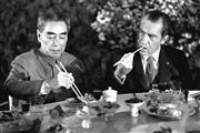 １９７２年２月２８日、電撃的に中国を訪問し、当時の周恩来首相（左）と会食するリチャード・ニクソン米大統領。ニクソン氏以降８代にわたり、歴代米大統領たちは中国の怪物化に手を貸してきた＝中国・上海市（ＡＰ）