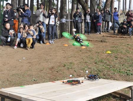 タイムを競うレースで飛び立つ小型無人機「ドローン」＝７日午後、千葉県香取市