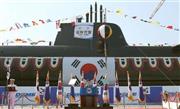 韓国海軍の潜水艦「金佐鎮」（４番艦）の進水式で祝辞を述べる朴槿恵（パク・クネ）大統領。トラブル続きのドイツ生れの「韓国製」潜水艦が、豪州次期潜水艦をめぐる受注戦で日本の「友軍」となる＝２０１３年８月１３日、韓国南部・巨済（聯合＝共同）