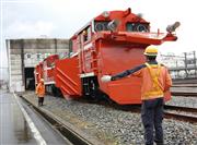 ラッセル車のウイングの動きを点検する保線社員＝ＪＲ豊岡駅