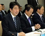 安倍晋三首相（左）が「携帯電話の家計負担軽減は大きな課題だ」と発言した経済財政諮問会議＝９月１１日、首相官邸（酒巻俊介撮影）