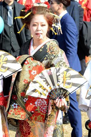 フォト集 成人式 超ド派手 花魁姿にカラフル羽織袴 北九州でお祭り騒ぎ Sankeibiz サンケイビズ