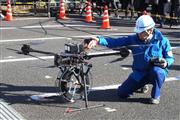 ＮＴＴ東日本が公開した、重さ２０キログラムのケーブルを運ぶ能力があるドローン＝２０日、東京都調布市