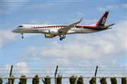 ２０１５年１１月１１日、初飛行を終え着陸体勢に入るＭＲＪ＝愛知県春日井市（森本幸一撮影）