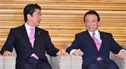 閣議に臨む安倍晋三首相（左）と麻生太郎副総理兼財務相＝１日午前、首相官邸（斎藤良雄撮影）