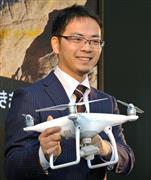 障害物を回避できる新型のドローン「Phantom４」を発表したＤＪＩ JAPAN の呉稲（ご・とう）代表取締役＝３日午後、東京・港区六本木（後藤徹二撮影）