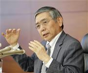 金融政策決定会合後に記者会見する日銀の黒田総裁＝１５日午後、日銀本店