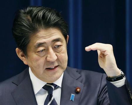 ２０１６年度予算成立を受け記者会見する安倍首相＝３月２９日、首相官邸