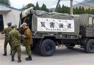 熊本地震の被災者支援のため大分県の日出生台演習場に着き、トラックに支援物資を積み込む陸上自衛隊第２１普通科連隊（秋田市）の隊員＝１８日（陸上自衛隊提供）