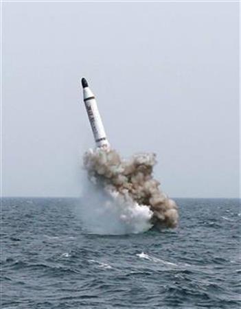 ２４日に北朝鮮が打ち上げたという潜水艦発射弾道ミサイル（ＳＬＢＭ）。写真は２０１５年５月に朝鮮中央通信が報じたもの（朝鮮中央通信＝共同）