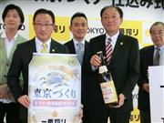 キリンビール「４７都道府県の一番搾り」シリーズの「東京づくり」をアピールする布施孝之社長（前列右）＝４月２０日、横浜市鶴見区