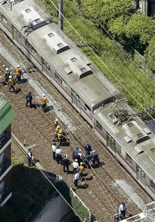 脱線した東武東上線の車両＝１８日午後１時２２分、東京都板橋区