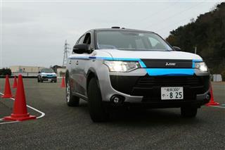 走行実験中の自動運転車。無人走行実験を支援する保険の登場で、開発にも弾みがつきそうだ