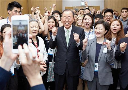 訪韓中の行事で若者たちと記念撮影する国連の潘基文事務総長（中央）＝５月３０日、韓国・慶尚北道慶州（聯合＝共同）