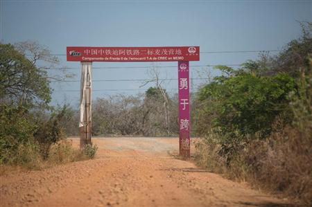 ベネズエラ・チャグラマスで見捨てられた工場の入り口に立つ、中国の鉄道建設大手「中国中鉄」の文字が記されたゲート＝３月２１日（ＡＰ）