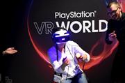 イベントでソニーのプレイステーションＶＲをプレイする女性＝３月１６日、サンフランシスコ（ロイター）