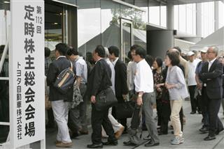 トヨタ自動車の株主総会会場に入る株主ら＝１５日午前、愛知県豊田市