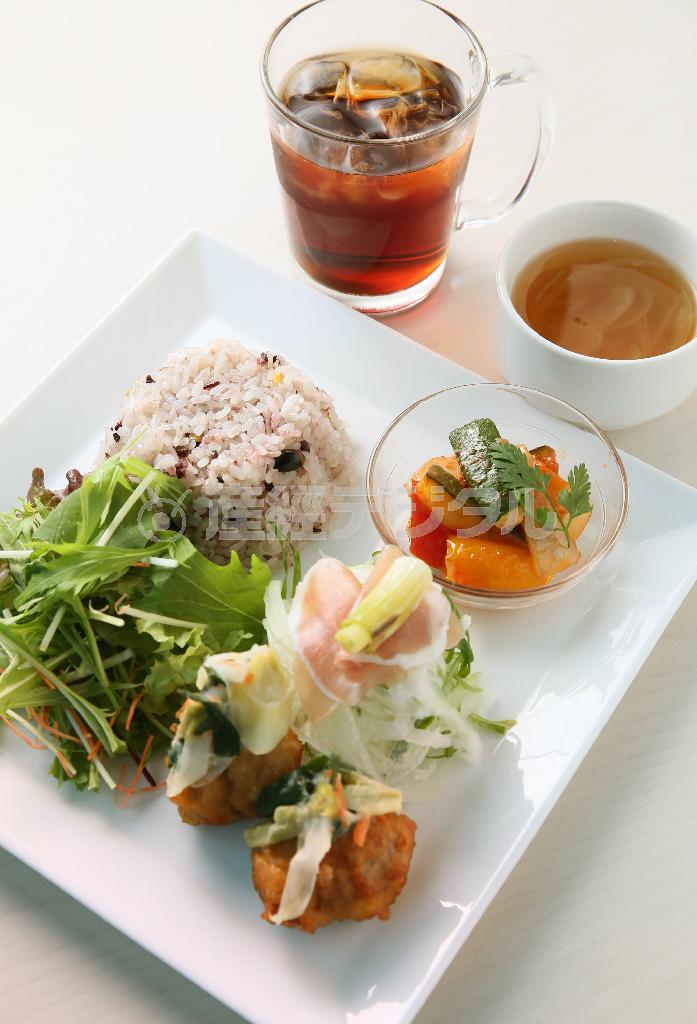 本日のデリプレート。九条ネギのてっぱい（酢味噌和え）、九条ネギと生ハムのマリネ、カポナータ（野菜の煮込み）、十五穀米とサラダのワンプレート（スープ、ドリンク付き）＝２０１５年１２月８日、京都市下京区（志儀駒貴撮影）