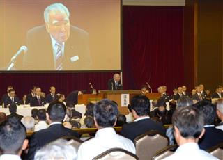 スズキの株主総会で株主に説明する鈴木修会長（中央）＝２９日、浜松市中区