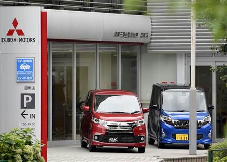 販売を再開した軽自動車が並んだ三菱自動車の販売店＝１日午前、東京都目黒区