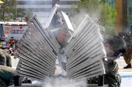 ５月５日、韓国の「こどもの日」の式典で武芸を披露する陸軍特殊部隊員。勇猛な部隊にとって保険金詐欺は汚点となりそうだ（ＡＰ）