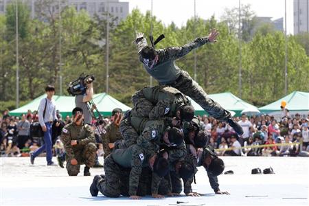 ５月５日、韓国の「こどもの日」の式典で武芸を披露する陸軍特殊部隊員。勇猛な部隊にとって保険金詐欺は汚点となりそうだ（ＡＰ）