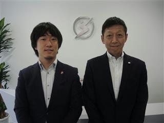 遠隔手話サービスを導入したおかやま信用金庫の桑田真治理事長（右）と大木社長