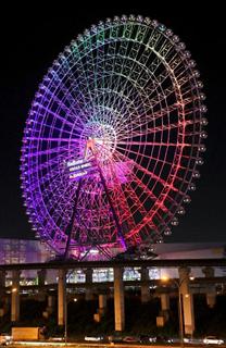 エキスポシティ内に完成した日本一高い観覧車「レッドホースオオサカホイール」＝２３日夜、大阪府吹田市（寺口純平撮影）