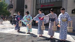 ８月３１日までの猛暑日サービスの対象期間中、高島屋大阪店では開店前に従業員が打ち水を行う