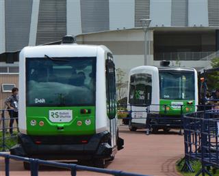 千葉市で試験運行が始まった無人運転バス「ロボット・シャトル」（前）。後方は展示用の車両＝１日、同市美浜区の豊砂公園（中辻健太郎撮影）